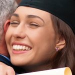Personalizada Graduación Cap Corazón Birthstone Stud Pendientes con el año grabado y pendientes de la tarjeta de graduación de cumpleaños de regalo para las mujeres