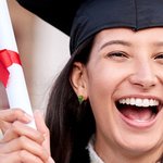 Personalizada Graduación Cap Corazón Birthstone Stud Pendientes con el año grabado y pendientes de la tarjeta de graduación de cumpleaños de regalo para las mujeres
