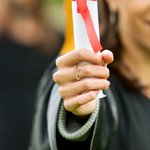 Gepersonaliseerde kroon zirkoon geboortesteen ring met gegraveerde naam jaar en tekst sierlijke sieraden verjaardag afstuderen Gift voor vrouwen afgestudeerden