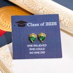 Personalizada Graduación Cap Corazón Birthstone Stud Pendientes con el año grabado y pendientes de la tarjeta de graduación de cumpleaños de regalo para las mujeres