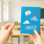 Spersonalizowane wodoodporne naklejki A4 z imieniem i nazwiskiem Six Seven Design 2 szt Przybory szkolne Urodziny Powrót do szkoły Prezent dla nastolatków z pokolenia Z