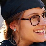 Personalizada Graduación Cap Corazón Birthstone Stud Pendientes con el año grabado y pendientes de la tarjeta de graduación de cumpleaños de regalo para las mujeres