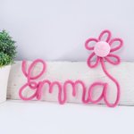 Personlig namnskylt i stickad tråd med blomma och pom-pom fotostöd sovrum barnkammare dekor baby shower present till barn 1