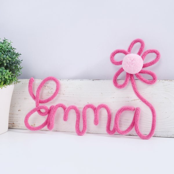 Personlig namnskylt i stickad tråd med blomma och pom-pom fotostöd sovrum barnkammare dekor baby shower present till barn