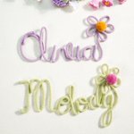 Personlig namnskylt i stickad tråd med blomma och pom-pom fotostöd sovrum barnkammare dekor baby shower present till barn 2