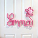 Personlig namnskylt i stickad tråd med blomma och pom-pom fotostöd sovrum barnkammare dekor baby shower present till barn 4
