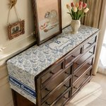 Personlig Toile De Jouy Style påskhare bordslöpare och matchande placematsuppsättning med namn matbordsdekor påskpresent till familj vänner