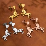 Personalisierte kleine Pferd Herz minimalistische Ohrringe mit Namen Zierlich Schmuck Geburtstag Jahrestag Geschenk für Pferdebesitzer Liebhaber