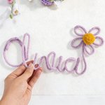 Personlig namnskylt i stickad tråd med blomma och pom-pom fotostöd sovrum barnkammare dekor baby shower present till barn 6
