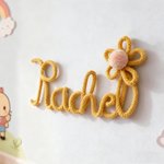 Personlig namnskylt i stickad tråd med blomma och pom-pom fotostöd sovrum barnkammare dekor baby shower present till barn 5
