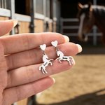 Personalisierte kleine Pferd Herz minimalistische Ohrringe mit Namen Zierlich Schmuck Geburtstag Jahrestag Geschenk für Pferdebesitzer Liebhaber