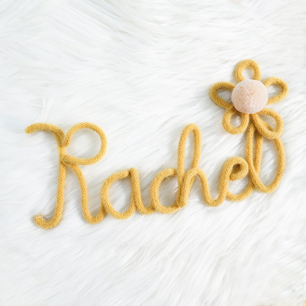 Personlig namnskylt i stickad tråd med blomma och pom-pom fotostöd sovrum barnkammare dekor baby shower present till barn 3