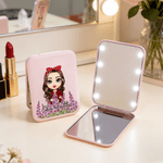 Personalizado de dibujos animados de personajes femeninos Nacimiento Flor LED Maquillaje Espejo de bolsillo con nombre Viajes Uso diario Cumpleaños Boda Regalo para Mujeres Besties