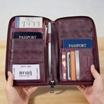 Portafoglio porta passaporto in pelle PU personalizzato con nome e cinturino da polso Regalo di compleanno essenziale per la famiglia e per gli amici