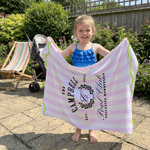 Gepersonaliseerde strandhanddoek met naam in gestreepte Pool Club exclusieve lidmaatschapsstijl zomervakantie  en verjaardagscadeau voor familie