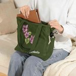 Personlig tote bag i manchester med månadsblomma och namn perfekt för vardagsbruk och som födelsedagspresent till kvinna
