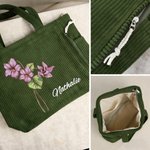 Personlig tote bag i manchester med månadsblomma och namn perfekt för vardagsbruk och som födelsedagspresent till kvinna