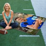 Personalisierte Multicolor Fußballfeld Hintergrund weiche Decke mit Namen und Nummer Home Decor Senior Night Geschenk für Ball Sportliebhaber werfen