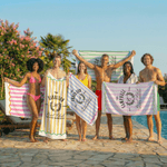 Gepersonaliseerde strandhanddoek met naam in gestreepte Pool Club exclusieve lidmaatschapsstijl zomervakantie  en verjaardagscadeau voor familie
