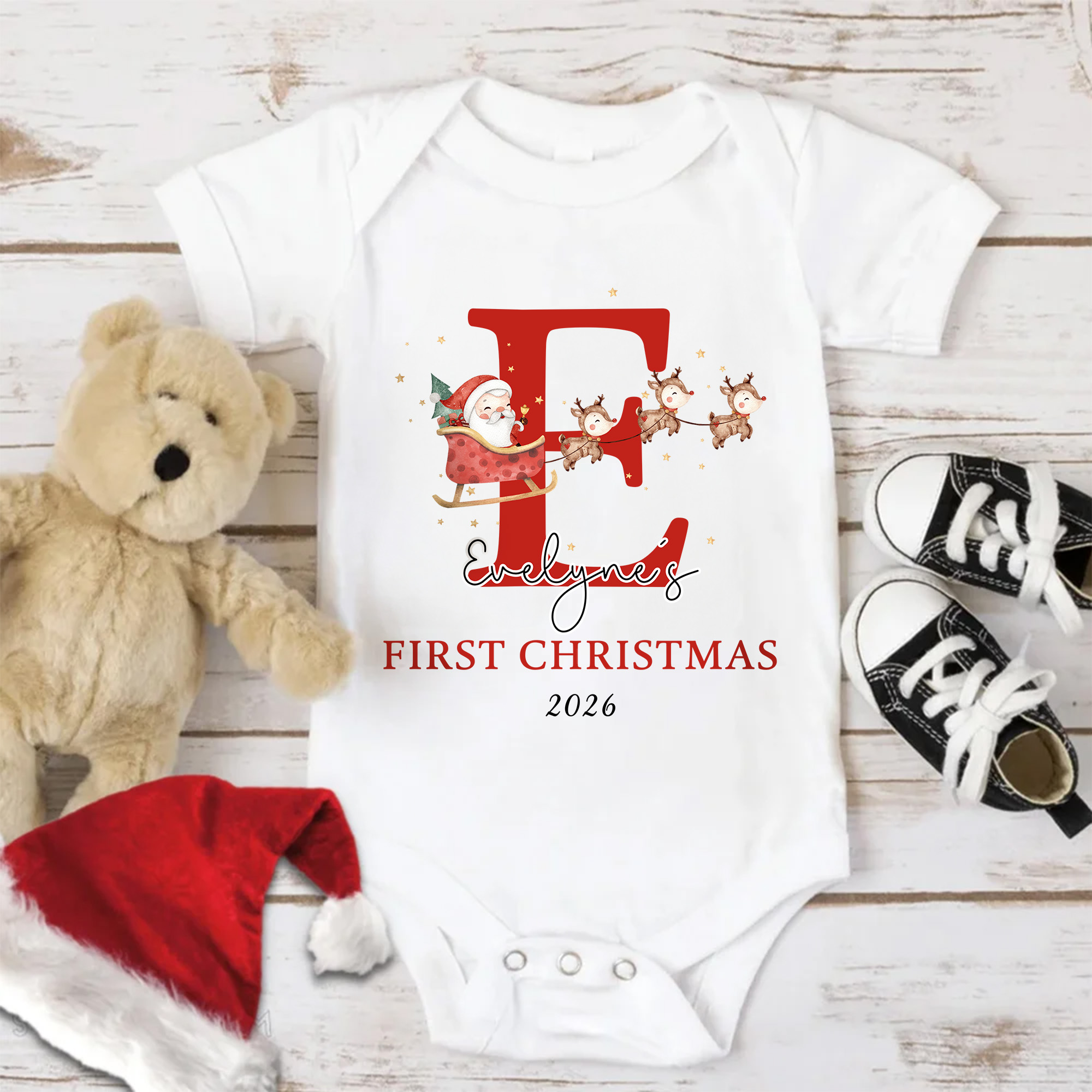 Personalisierter Weihnachts-Body mit kurzen Ärmeln aus 100 % Baumwolle im Design „Weihnachtsschlitten des Weihnachtsmanns“ mit Initialen, Vornamen und Jahreszahl – das erste Weihnachtsgeschenk für Neugeborene