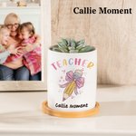 Callie Moment Spersonalizowana różowa doniczka z drewnianą podstawą i imieniem na Dzień Nauczyciela Prezent dla nauczyciela z okazji Dnia Nauczyciela 2