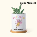 Callie Moment Spersonalizowana różowa doniczka z drewnianą podstawą i imieniem na Dzień Nauczyciela Prezent dla nauczyciela z okazji Dnia Nauczyciela 1