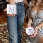 Cadeau d'anniversaire pour les filles et les femmes avec un bol bleu personnalisé Toile de Jouy Initial en céramique