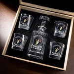 Decanter per whisky personalizzato con foto di Born to Fish, con nome e scatola di legno, regalo di compleanno e anniversario per gli amanti del whisky