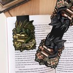 Personalisiertes magnetisches Lesezeichen mit Namen | Drache auf Bücherstapel | Buchzubehör | Geburtstag Schulanfang Geschenk für Kinder Leseratten