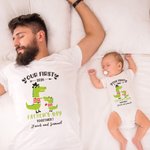 Camiseta de algodón 100% personalizada con el nombre del bebé Nuestro primer regalo del Día del Padre para el bebé papá