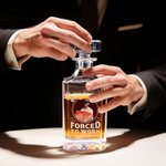 Decanter per whisky personalizzato con foto di Born to Fish, con nome e scatola di legno, regalo di compleanno e anniversario per gli amanti del whisky