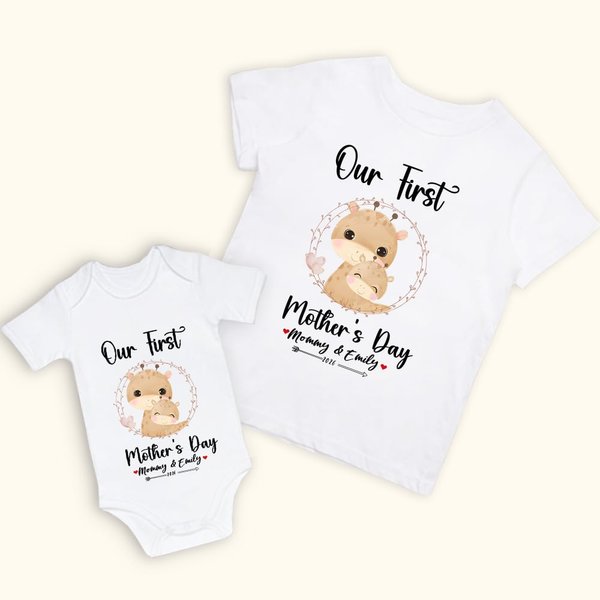 Gepersonaliseerd Schattig Hert Onze Eerste Moederdag 100% Katoenen Bijpassend Shirt voor Mama en Baby met Namen Moederdagcadeau voor Nieuwe Mama Baby