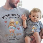 Camiseta de algodón 100% personalizada con el nombre del bebé Nuestro primer regalo del Día del Padre para el bebé papá