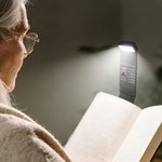 Personalizzato personaggio dei cartoni animati che legge la Bibbia LED Clip luminosa ricaricabile con nome Regalo di compleanno per gli amanti dei libri cristiani