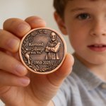 Spersonalizowana mosiężna moneta ze zdjęciem Zawsze jesteśmy z Tobą z imieniem i datą Urodziny Dzień Pamięci Prezent dla przyjaciela rodziny