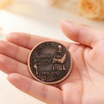 Spersonalizowana mosiężna moneta ze zdjęciem Zawsze jesteśmy z Tobą z imieniem i datą Urodziny Dzień Pamięci Prezent dla przyjaciela rodziny