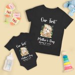 Personlig Vår första mors dag Sloth Baby Onesie och mamma Matchande T-shirt med namn och år Present till baby ny mamma