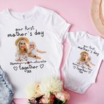 Personalizzato per la nostra prima festa della mamma 100% cotone Baby Onesie T-shirt Set di abbigliamento abbinato con foto e nome Regalo per neonato Nuova Mamma