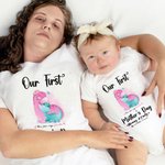 Personlig Vår första mors dag Dinosaurie Baby Onesie och mamma matchande T-shirt med namn och år Present till baby ny mamma