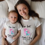 Personlig Vår första mors dag Dinosaurie Baby Onesie och mamma matchande T-shirt med namn och år Present till baby ny mamma