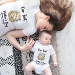 Personlig Vår första mors dag Sloth Baby Onesie och mamma Matchande T-shirt med namn och år Present till baby ny mamma