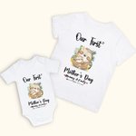 Personlig Vår första mors dag Sloth Baby Onesie och mamma Matchande T-shirt med namn och år Present till baby ny mamma
