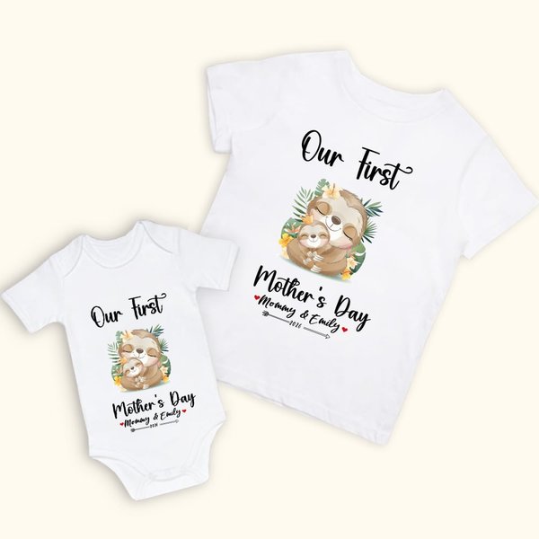 Personlig Vår första mors dag Sloth Baby Onesie och mamma Matchande T-shirt med namn och år Present till baby ny mamma