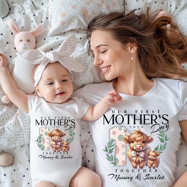Personalizado Nuestro Primer Día de la Madre Vaca de las Tierras Altas 100% Algodón Body para bebé Camiseta a juego con nombre y año Regalo del 1er Día de la Madre para bebé mamá