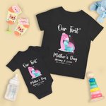 Personlig Vår första mors dag Dinosaurie Baby Onesie och mamma matchande T-shirt med namn och år Present till baby ny mamma