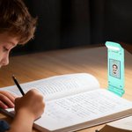 Personalisierte gestreiften Stempel Cartoon Lesen Charakter LED wiederaufladbare Licht Clip mit Namen Geburtstag Geschenk für Buchliebhaber Bücherwürmer
