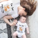 Gepersonaliseerd Onze Eerste Moederdag T-shirt Baby Onesie Set met Krans Vos en Namen Moederdagcadeau voor Nieuwe Moeder Baby