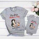 Personalisierte niedliche Pinguine Design 100% Baumwolle weiches Baby Bodysuit Erwachsene T-Shirt mit Namen und Jahr unsere erste Muttertag Geschenk für Baby Neugeborenen Mama