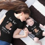 Personlig Vår första mors dag Björn Baby Onesie och mamma Matchande T-shirt med namn och år Present till baby ny mamma