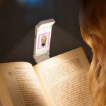 Personalisierte gestreiften Stempel Cartoon Lesen Charakter LED wiederaufladbare Licht Clip mit Namen Geburtstag Geschenk für Buchliebhaber Bücherwürmer